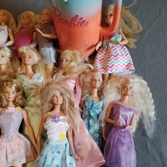 MIXED LOT OF 16 BARBIE DOLLS BLONDE BARBIES W/CLOTHES VINTAGE & MODERN MATTEL - Picture 3 of 4